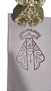 PINO LATÃO P126 NS APCDA 4,5 cm Título: Pino de Latão Personalizado - Nossa Senhora Aparecida com Terço - 5 cm  Descriçã