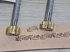 PINO LATÃO  Par Ramos Florais P438 (2,8cm x 1,5cm)