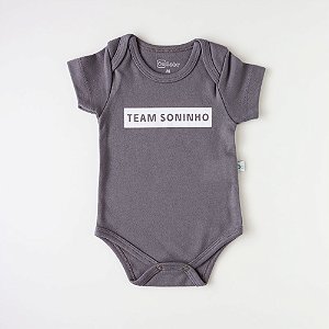Body bebê manga curta - Suedine 100% algodão - Chumbo TEAM