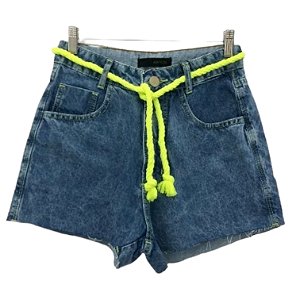 Short Curto Feminino Jeans Claro Lavado com Torçal e Pesponto Verde Limão 100% Algodão