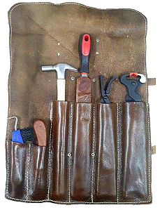 KIT FERRADOR PROFISSIONAL PARA CASCO RINETA, ALICATE P/ CASCO E CRAVO, GROSA E ESCOVA