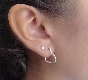 Argola média coração fio quadrado prata 925