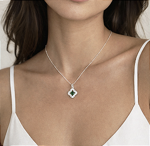 Colar com pingente trevo com zircônias verde e transparente prata 925