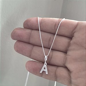 Colar Letra Cravejada A Tamanho Médio