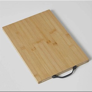 Tábua de corte com alça plástica.