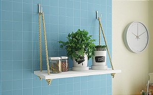 Preteleira decorativa suspensa por cordas de sisal