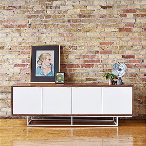 Buffet moderno com 4 portas e base em metal