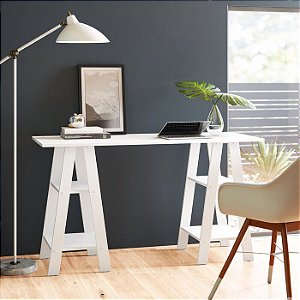 Mesa home office sem gavetas com pés angulares e prateleira.