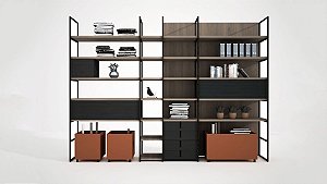 Closet modulado em metal com madeira, gavetas e portas inclusos