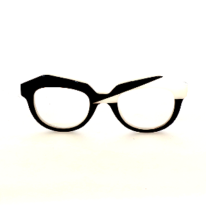 Óculos de Grau Gustavo Eyewear G37 8 nas cores preto e branco, com as hastes pretas. Origem.