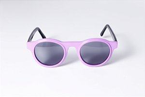 Óculos de Sol Gustavo Eyewear G77 3 na cor nude, com as hastes pretas e lentes cinza.