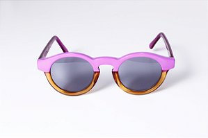 Óculos de Sol Gustavo Eyewear G29 5 nas cores violeta e âmbar, hastes violeta e lentes cinza.