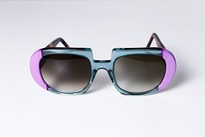 Óculos de Sol G116 1 nas cores violeta e verde, hastes Animal Print e lentes cinza.