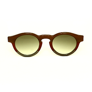 Óculos de Sol Gustavo Eyewear G29 4 nas cores marrom, vermelho e fumê, com as hastes em animal print e lentes marrom degradê. Origem