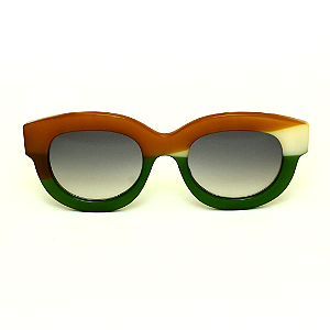 Óculos de Sol Gustavo Eyewear G12 2 nas cores doce de leite, verde e branco, com as hastes pretas e lentes marrom. Origem