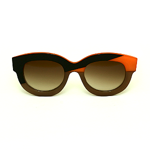 Óculos de Sol Gustavo Eyewear G12 6 nas cores preto, doce de leite e marrom, com as hastes pretas e lentes marrom degrade. Origem