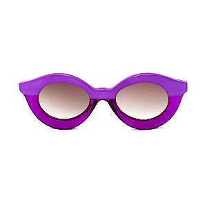 Óculos de Sol Gustavo Eyewear G10 1 na cor violeta e lentes cinza.