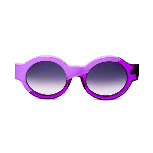 Óculos de Sol Gustavo Eyewear G130 1 na cor violeta, hastes Animal Print e lentes cinza.