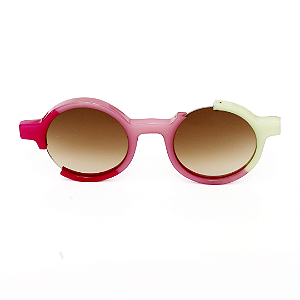 Óculos de Sol Gustavo Eyewear G162 1 em vermelho, rosa e verde. Hastes pretas e lentes marrom. Com fios de nylon. Redondos