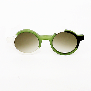 Óculos de Sol Gustavo Eyewear G162 4 em branco, preto e verde. Hastes pretas e lentes cinza. Com fios de nylon. Redondos