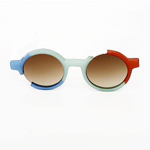 Óculos de Sol Gustavo Eyewear G162 3 em tons de azul e vermelho. Hastes pretas e lentes marrom. Com fios de nylon. Redondos