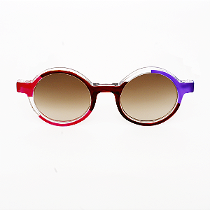 Óculos de Sol Gustavo Eyewear G163 5 em cristal, vermelho, marrom e violeta. Hastes marrom e lentes marrom. Redondos