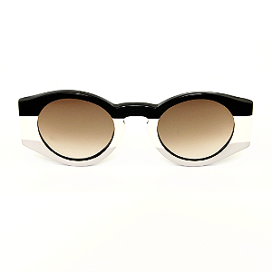 Óculos de Sol Gustavo Eyewear G02 1 em preto, branco e cinza. Hastes pretas e lentes degrade cinza.