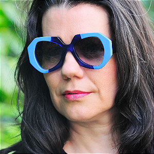 Óculos de Sol Gustavo Eyewear G139 1 Azul. Hastes pretas e lentes marrom.