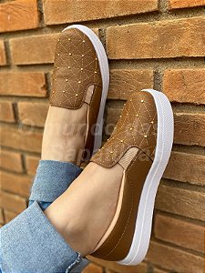 Tênis Slip On Bordado Rebite Caramelo