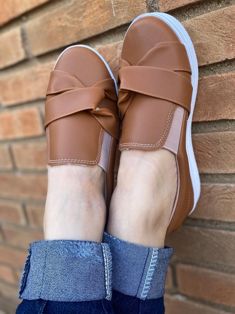 Tênis Slip On Nó Lateral Caramelo