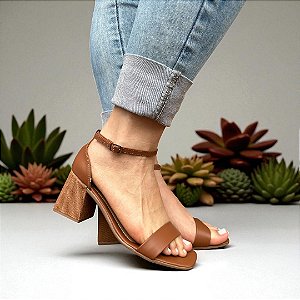 Sandália Salto Bloco Delicata Caramelo