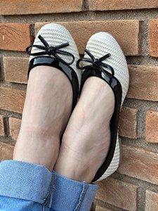 Sapatilha Comfort Redonda Tricê Off white viés preto