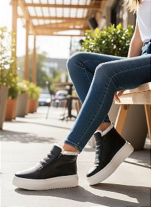 Bota Pelinho Preta Sola Branca