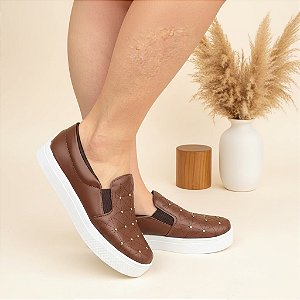 Tênis Slip On Bordado Rebite Café