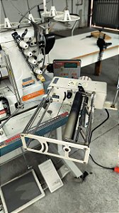 Máquina cobertura eletrônica Siruba, com corte do friso, com alimentador e painel de programação para corte de friso, com guilhotina