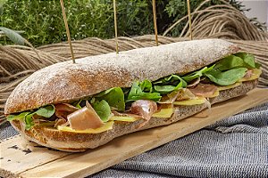 Sanduíche Com Pão de Ciabatta E Presunto Serrano - 38 cm