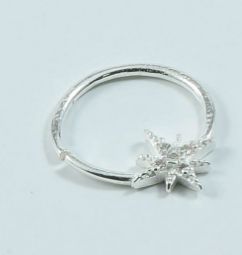 Piercing de prata aro com estrela 8 pontas cravejada