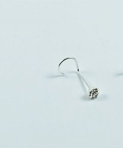 Piercing prata tragus patinha cravejada