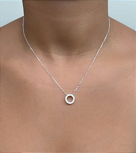 Colar de prata círculo vazado cravejado branco