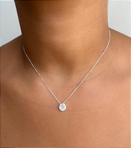 Colar de prata ponto de luz com círculo cravejado