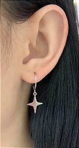 Brinco de aço argolinha click estrela 4 pontas