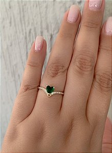 Meia aliança de prata V cravejada com coração verde