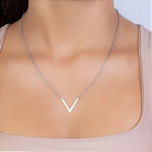Colar de aço V