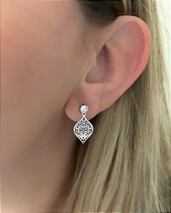 Brinco de aço arabesco com zircônia