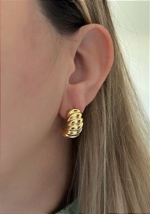 Brinco dourado meia argola detalhada