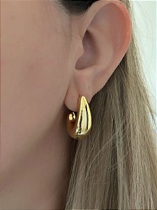 Brinco dourado meia gota liso