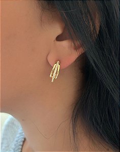 Brinco dourado três fios lisos um cravejado