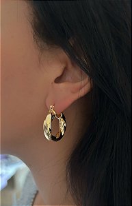 Brinco dourado argola média torcida