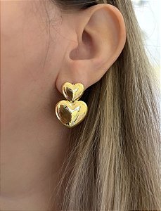 Brinco em aço coração duplo liso dourado
