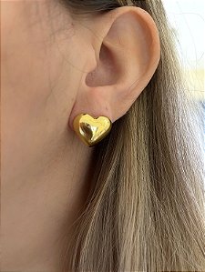 Brinco em aço coração liso dourado